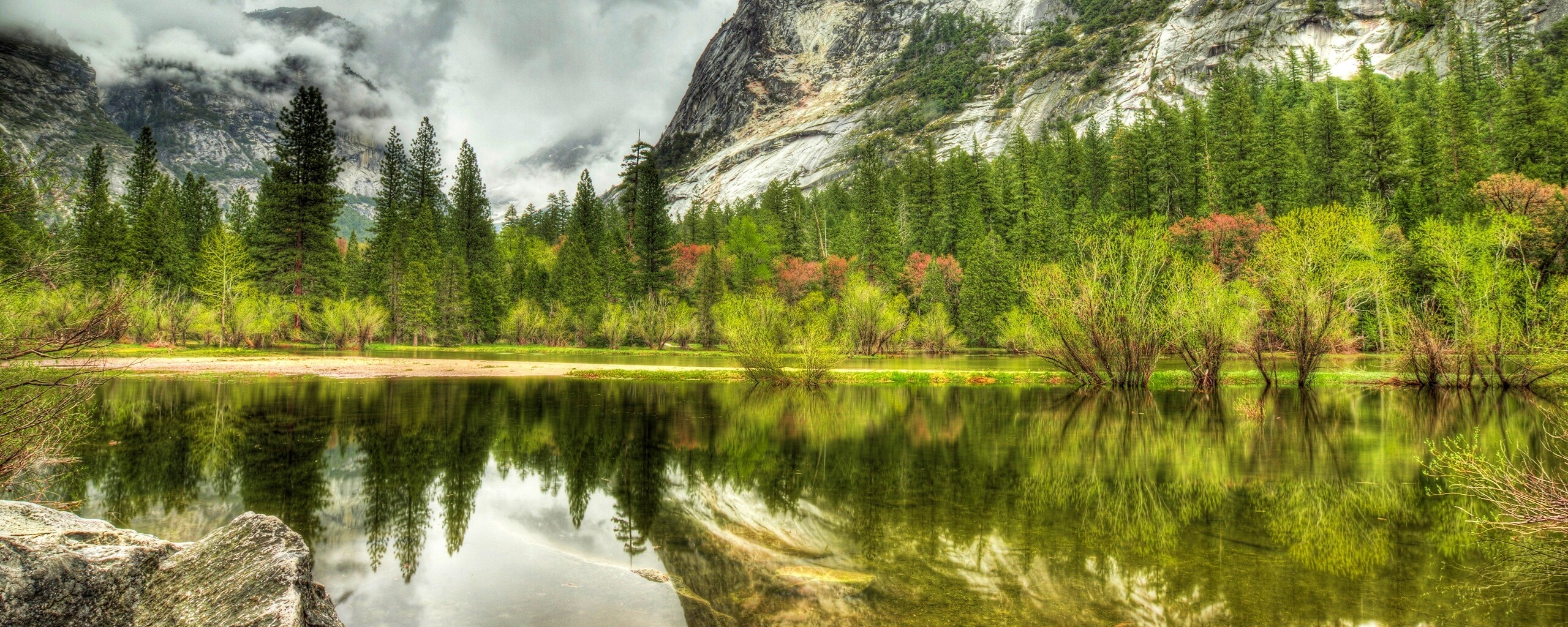 Красивый вид на маленькое горное озеро обои