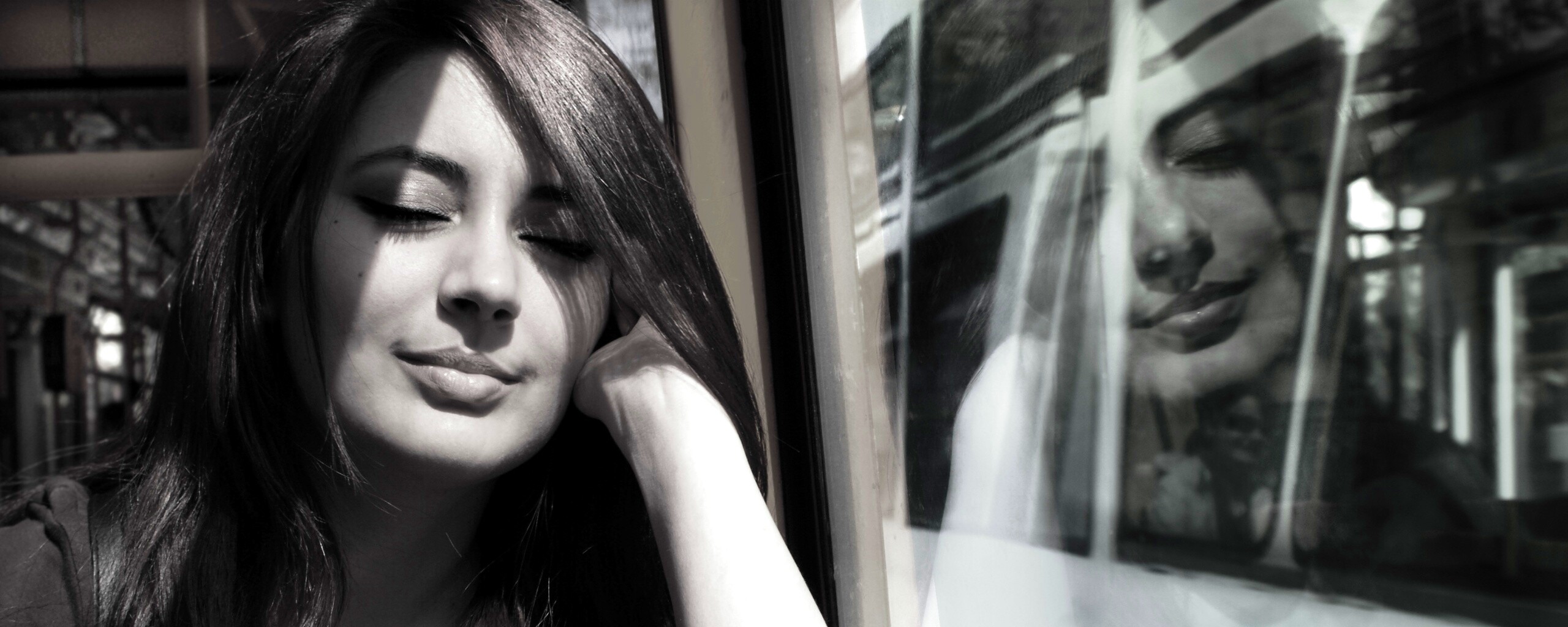 Девушка с закрытыми глазами в электричке обои