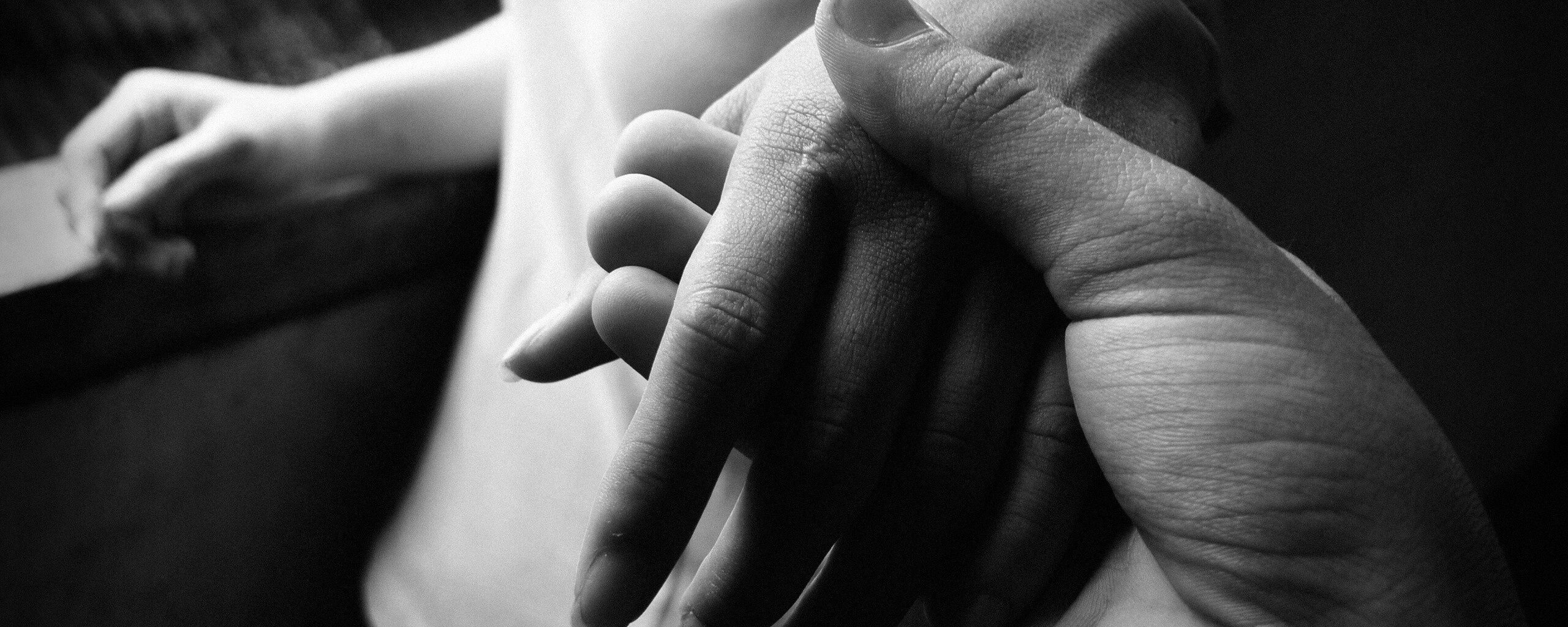 Прикосновение рук обои