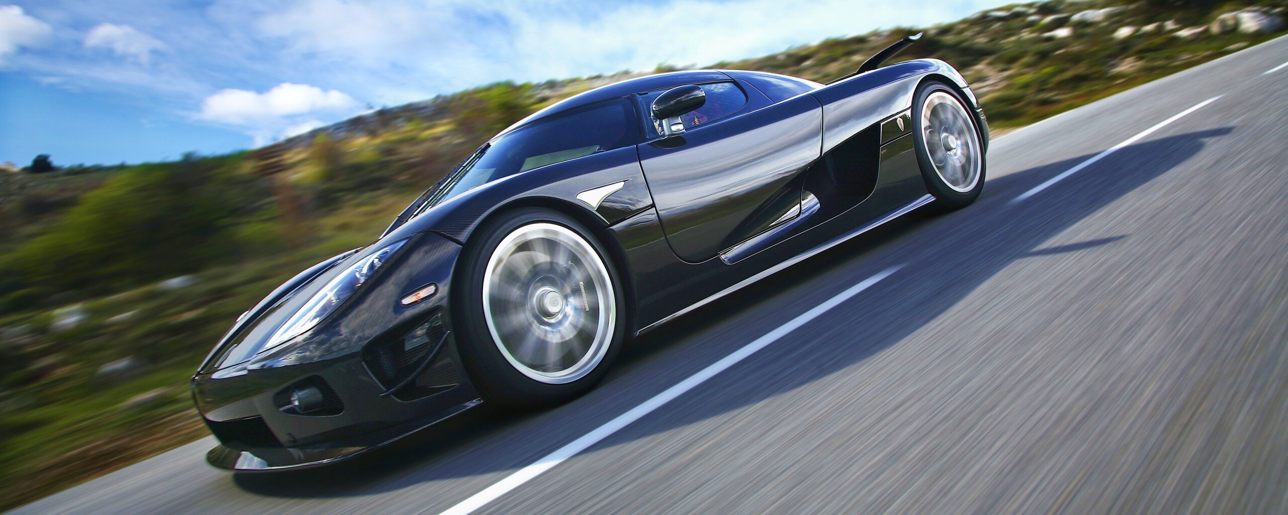 Автомобиль Koenigsegg мчится по трассе обои