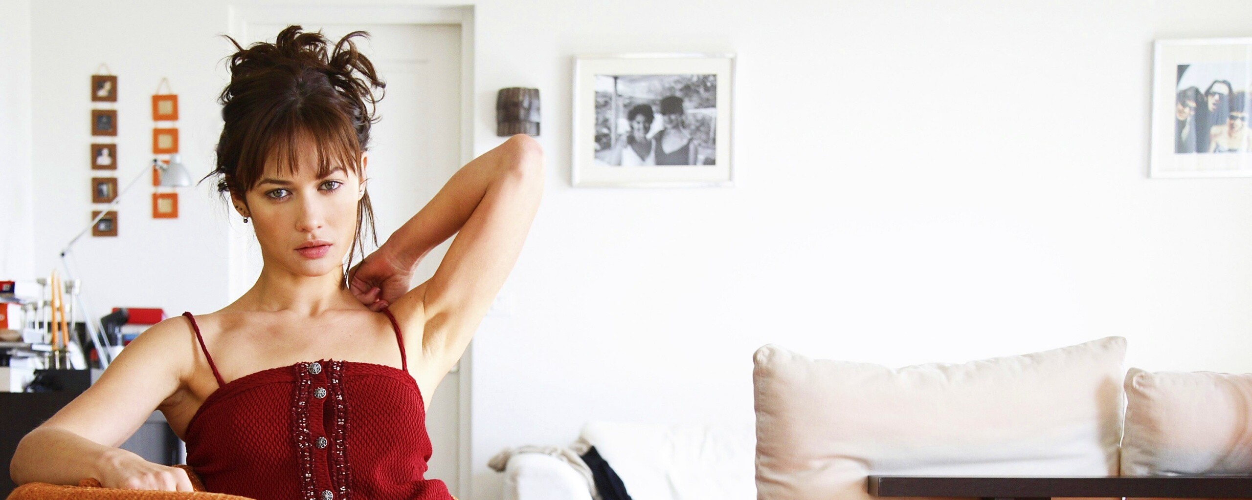 Ольга Куриленко на кресле обои