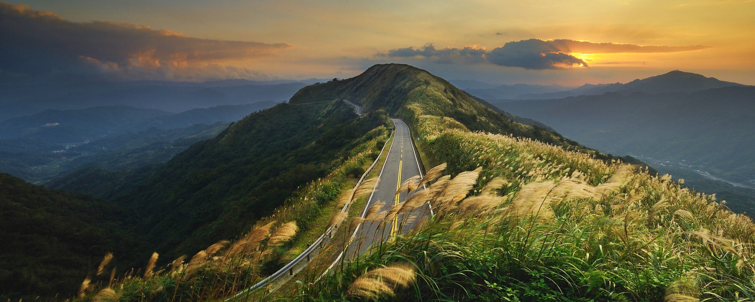 Дорога вдоль вершины холма обои