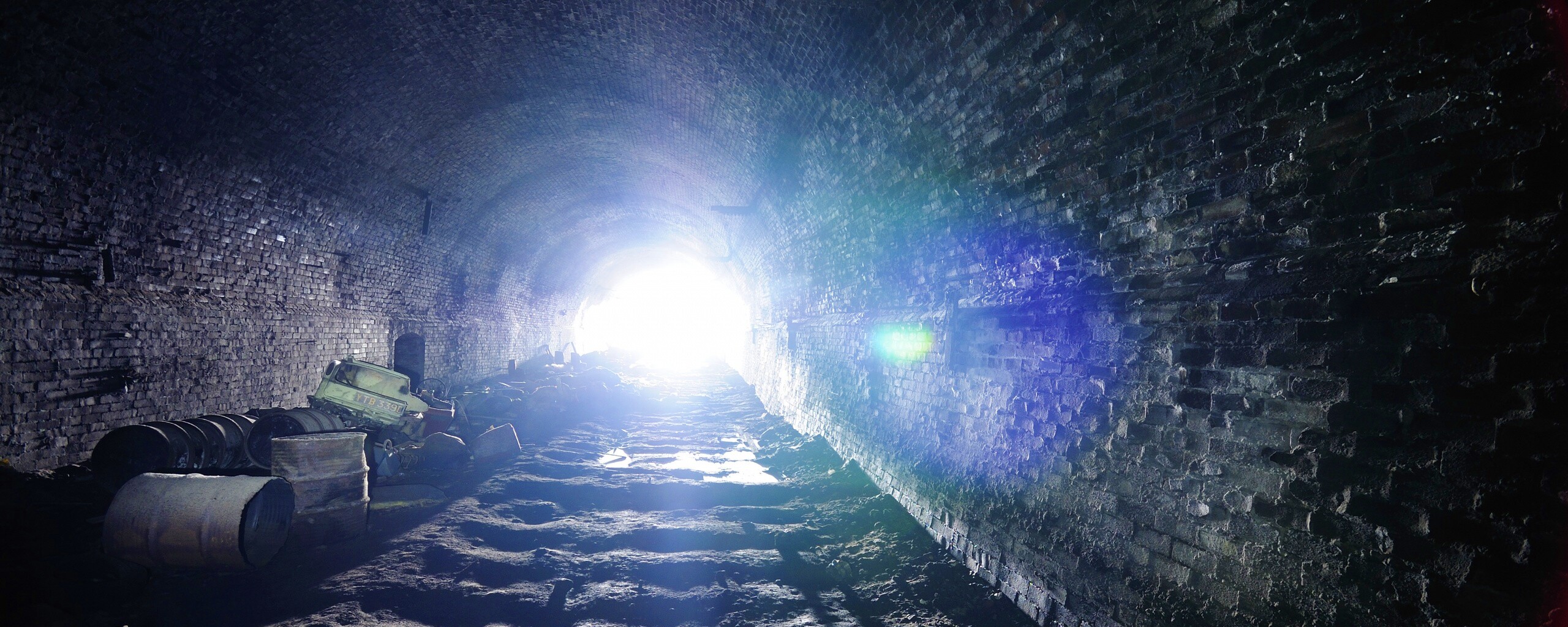 Захламленный тоннель обои