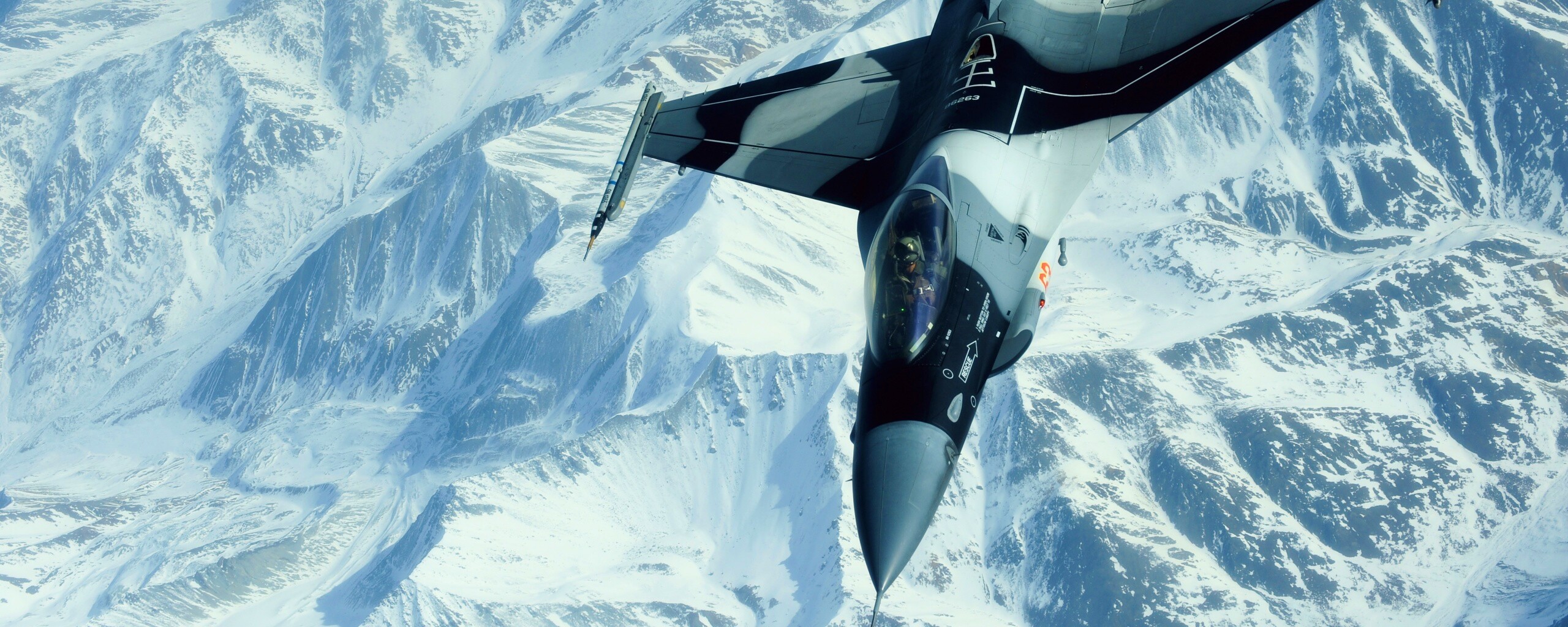 Истребитель над снежными пиками гор обои