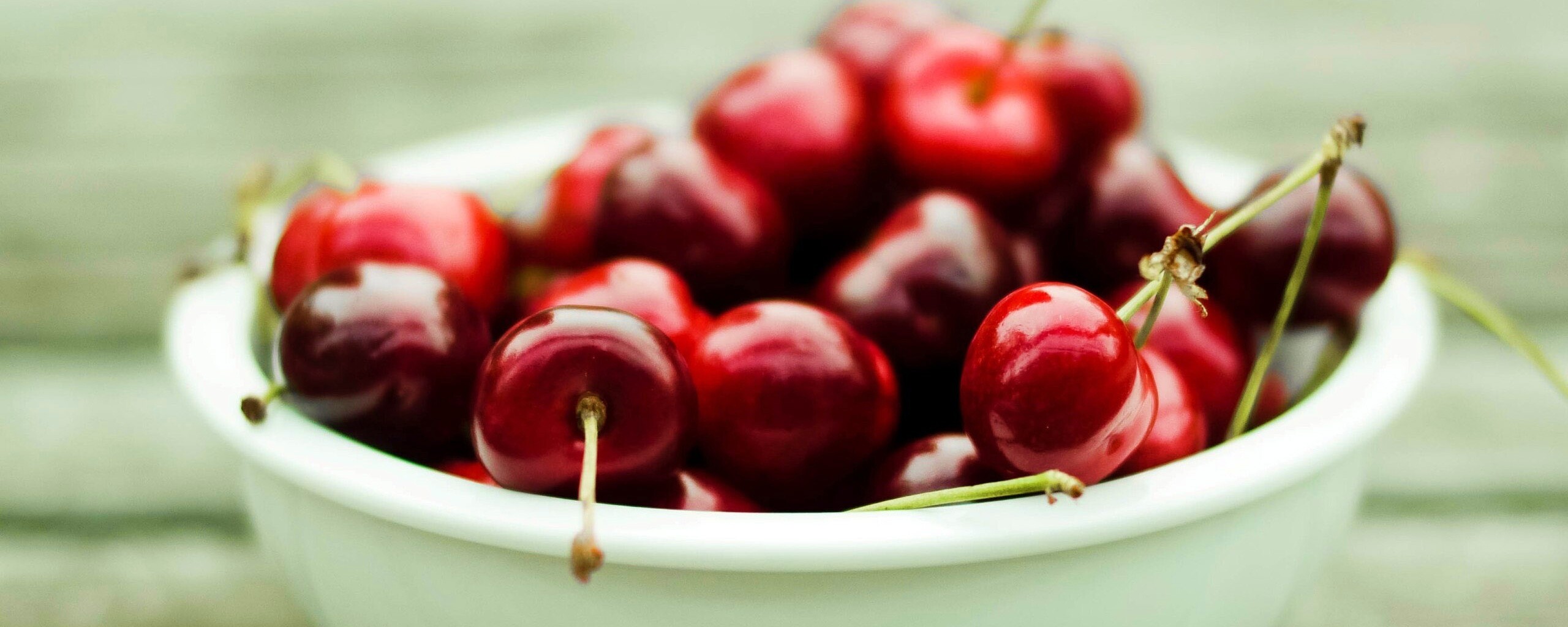 Миска спелой черешни обои