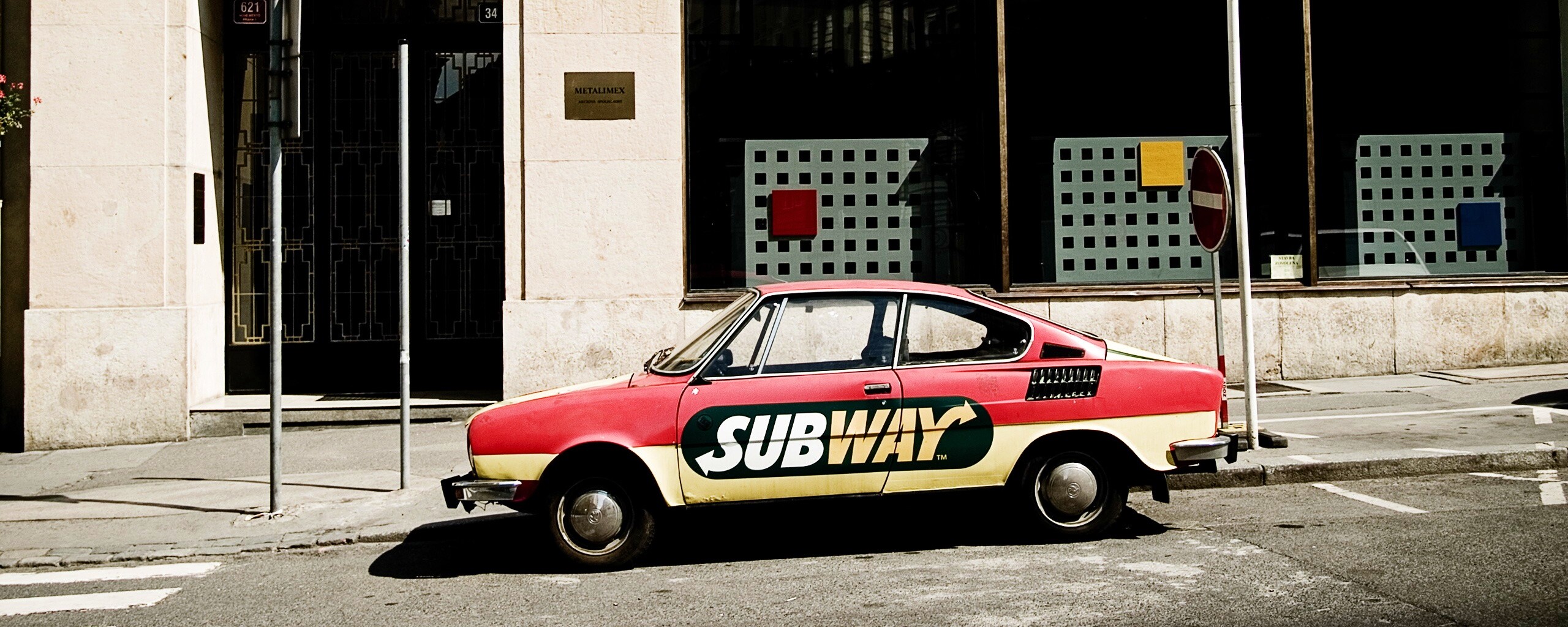 Реклама Subway на машине в Праге обои