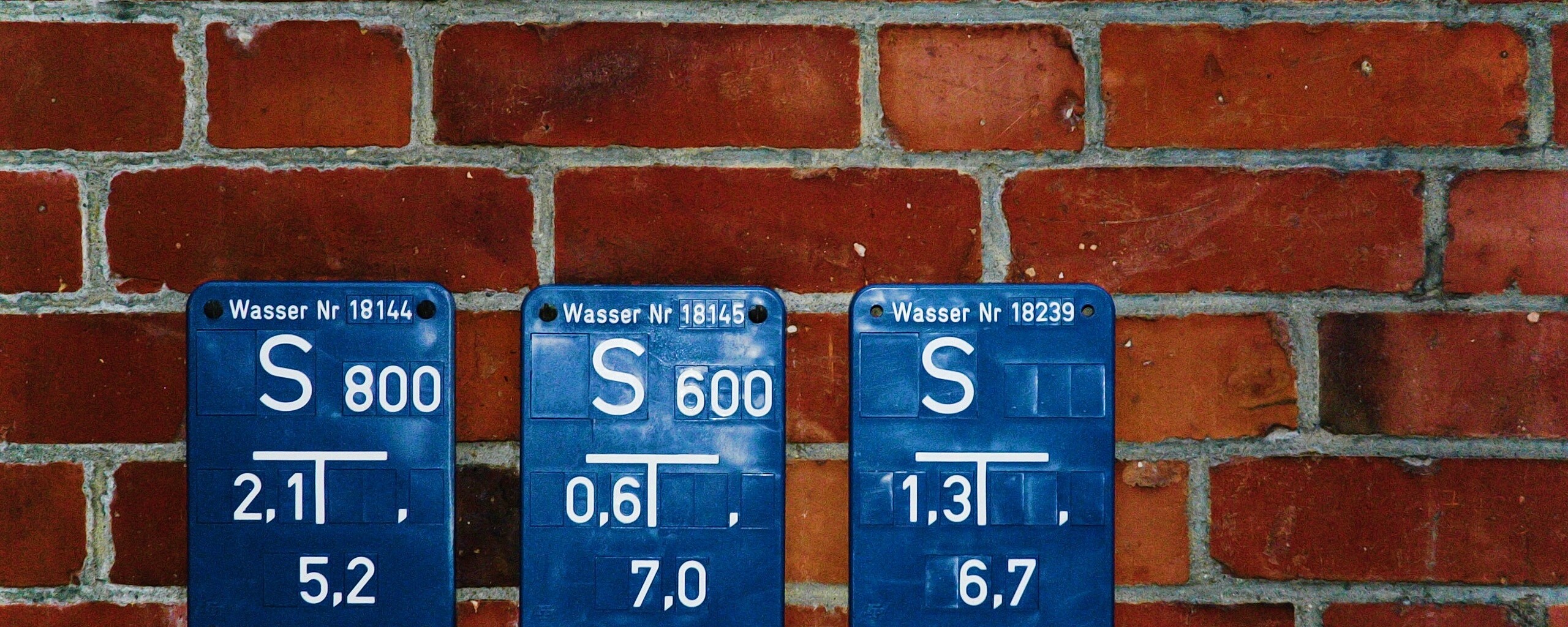 Стена с обозначениями обои