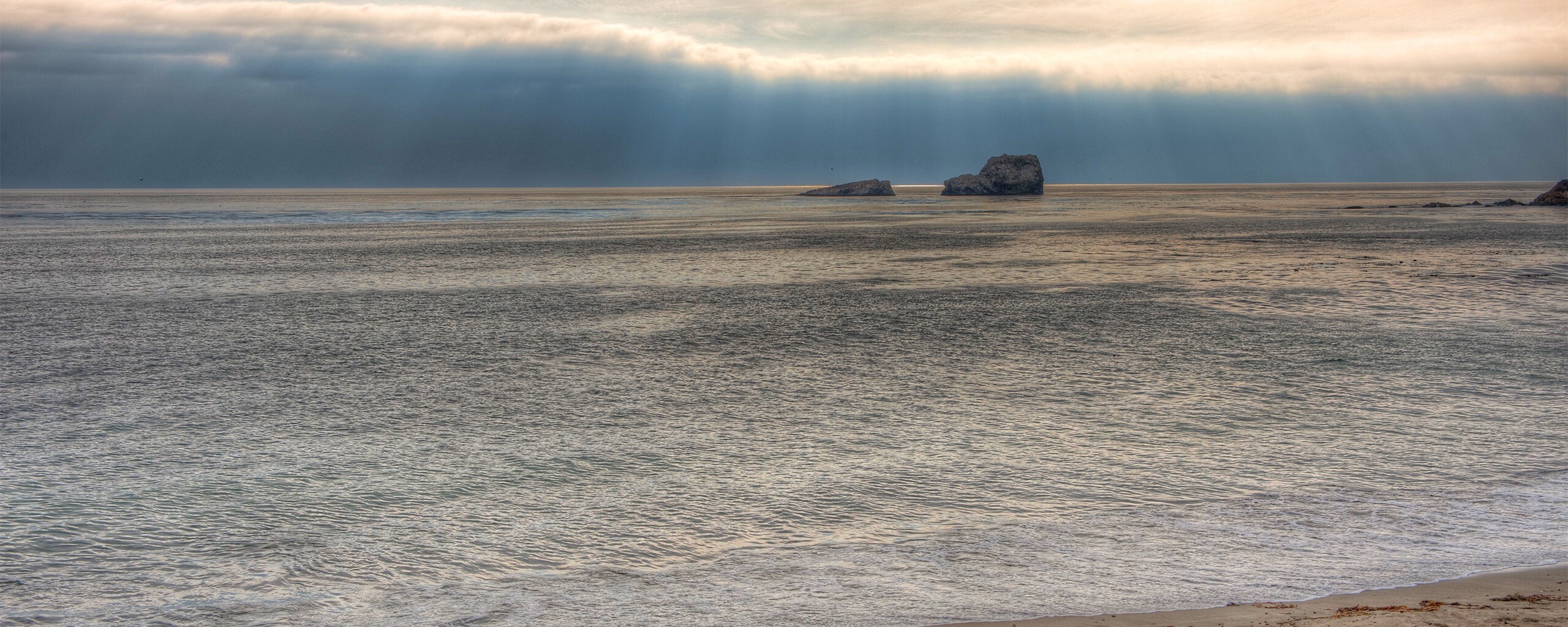 Пляж на фоне светящегосы неба обои