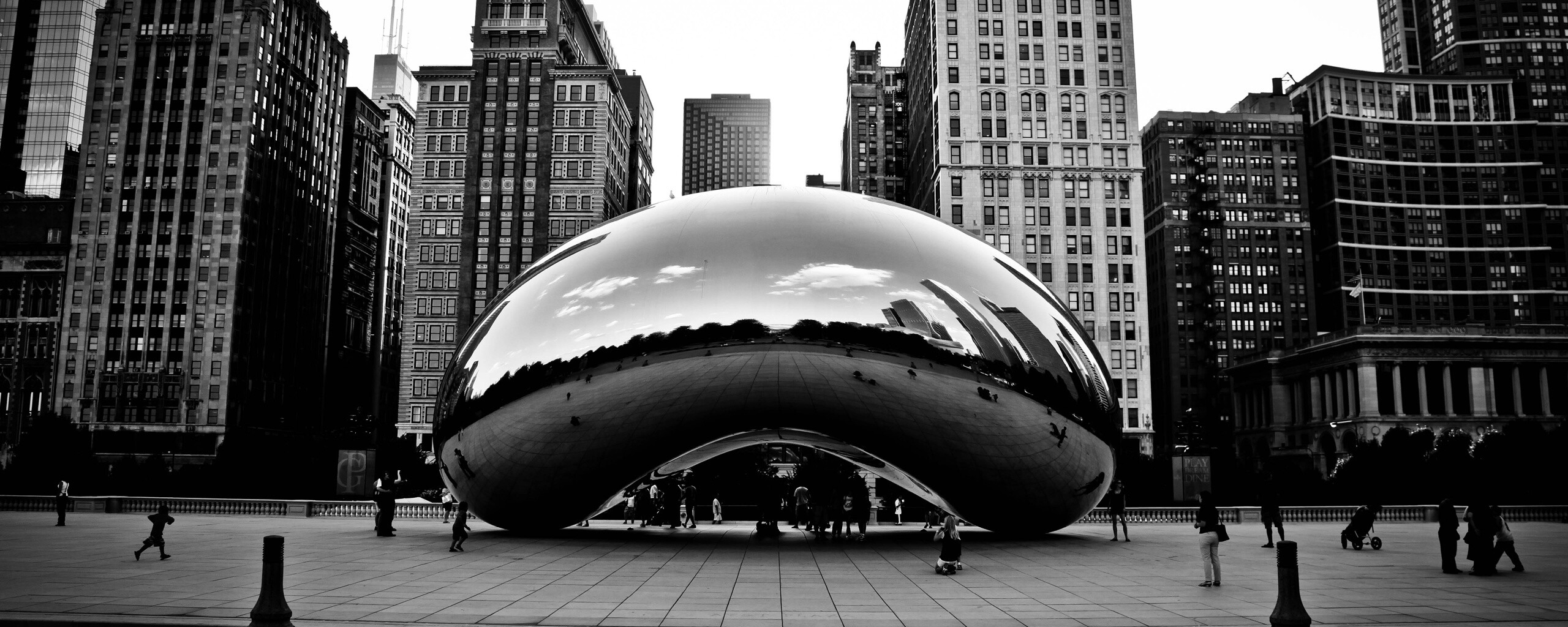 Отражение города в зеркальном монументе обои