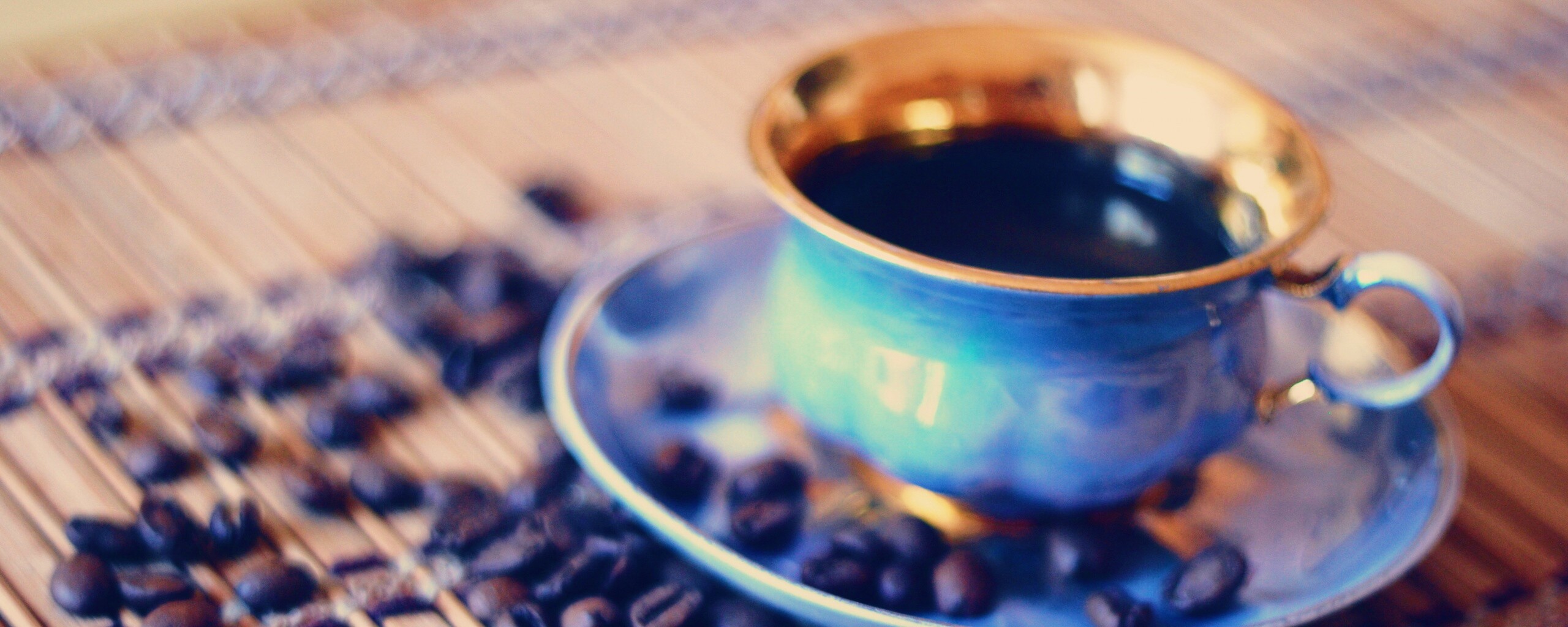 Чашка кофе и немного зерен обои