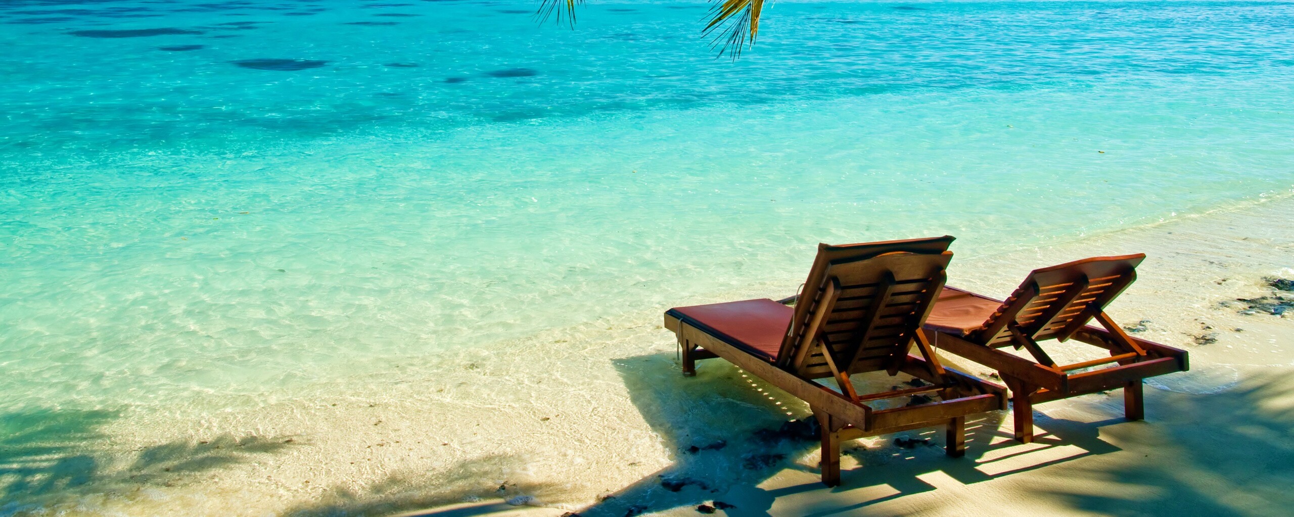 Шезлонги у самой воды обои