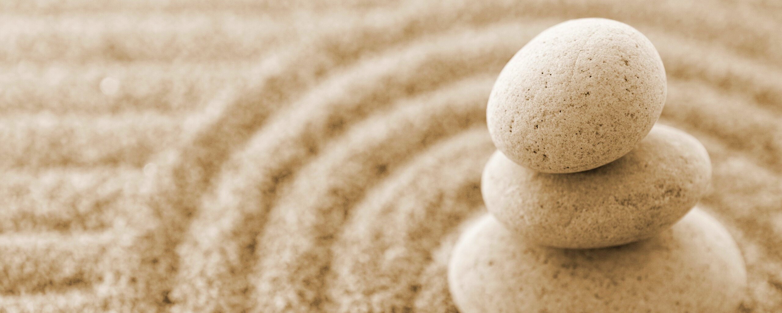 Пирамидка в саду камней обои