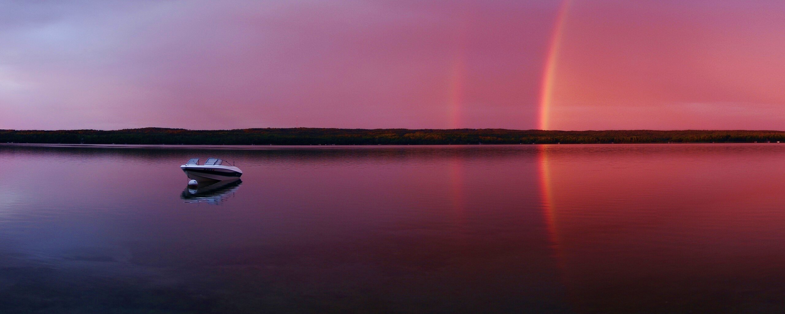 Катер на озере обои