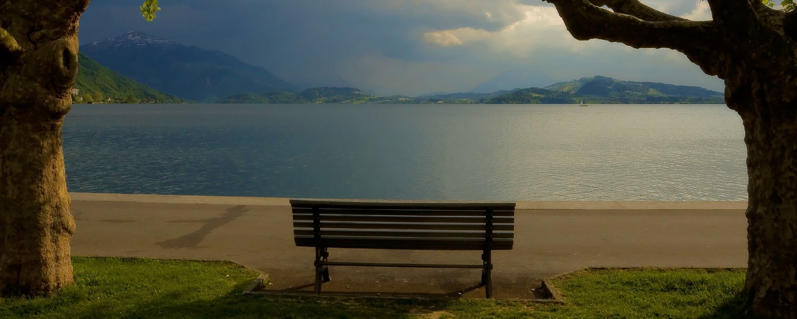 Скамейка на берегу обои