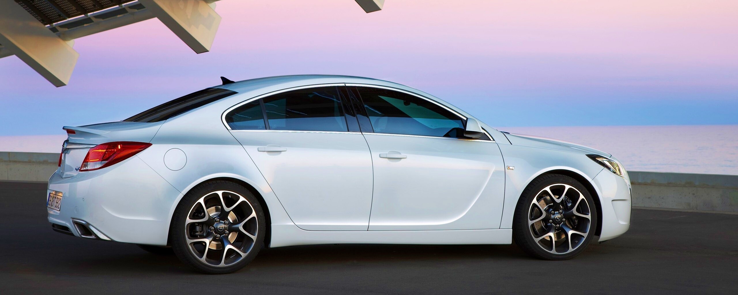 Белый седан под крышей обои