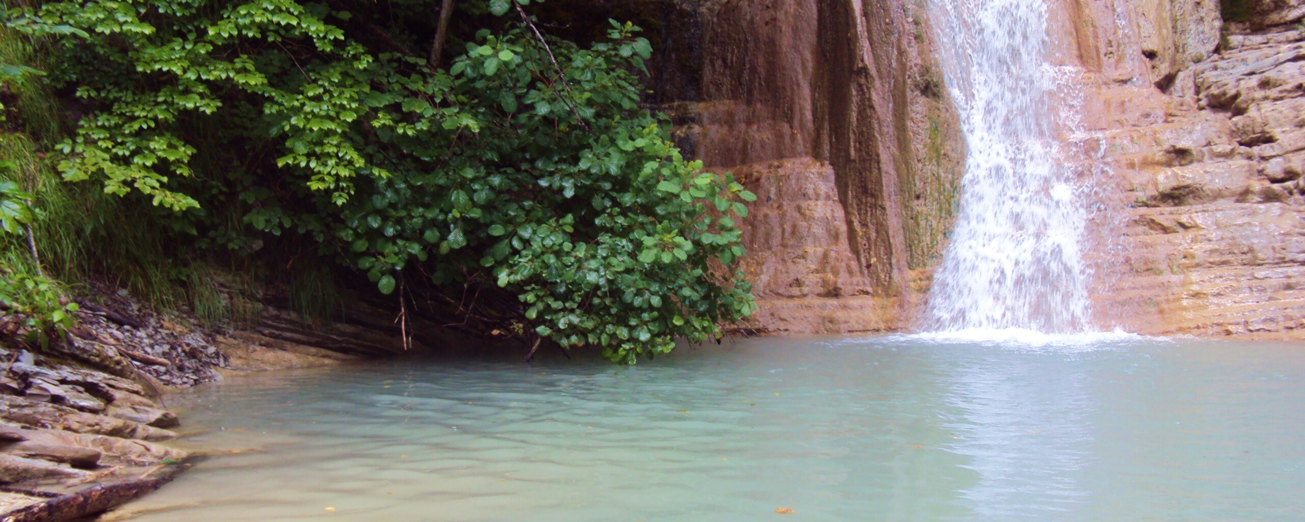 У водопада обои