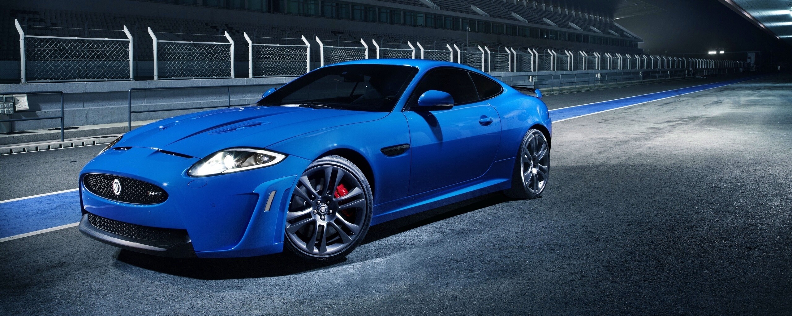 Синий спорткар на гоночном треке обои