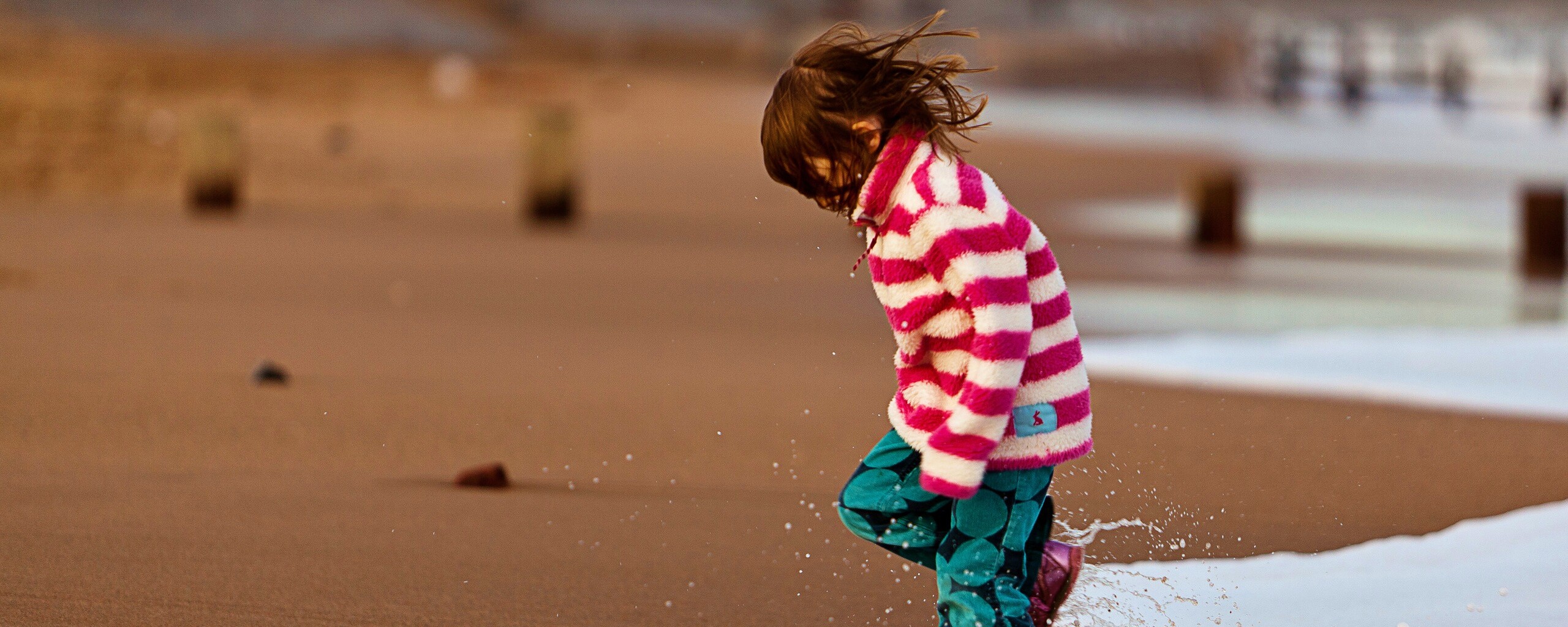 Ребенок и волна обои