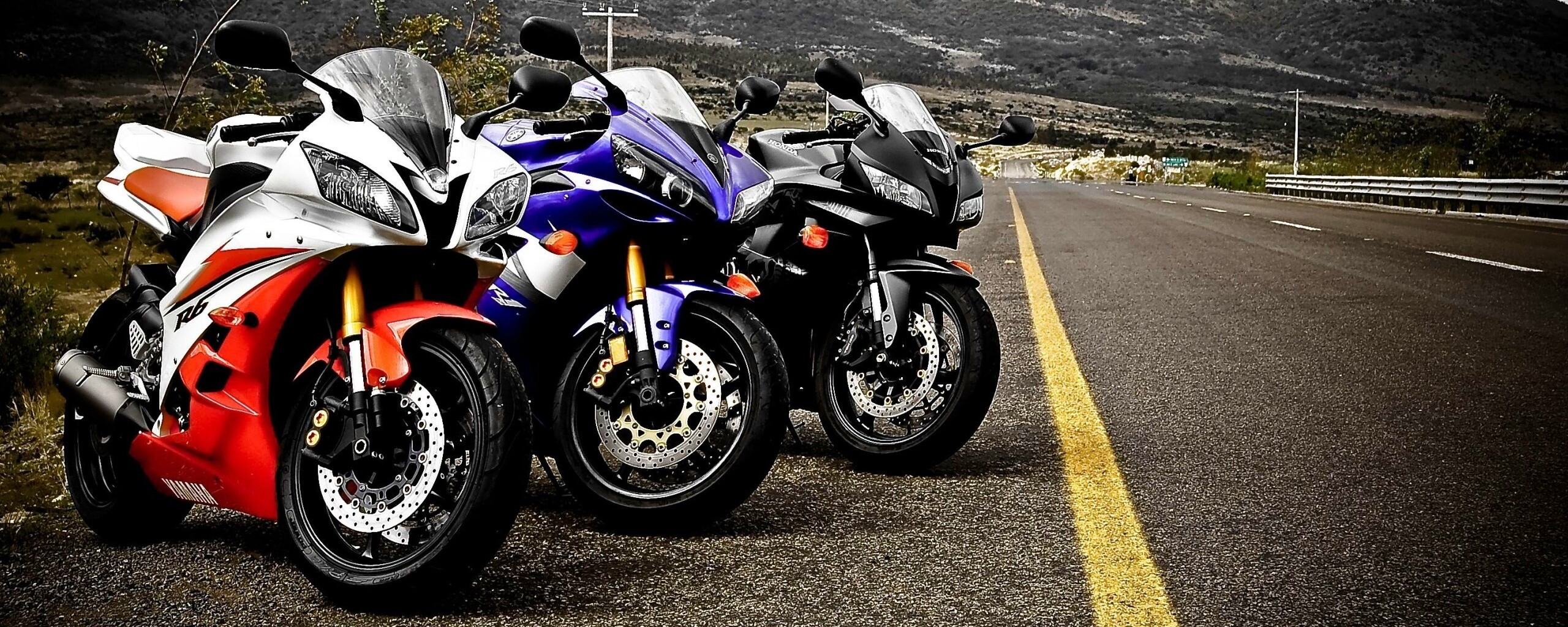 Раллийные мотоциклы на дороге обои