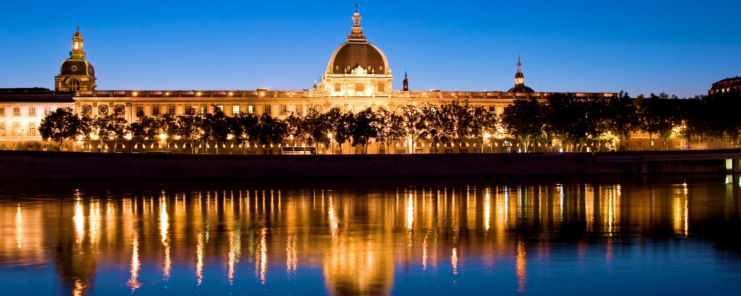 Отражение набережной обои