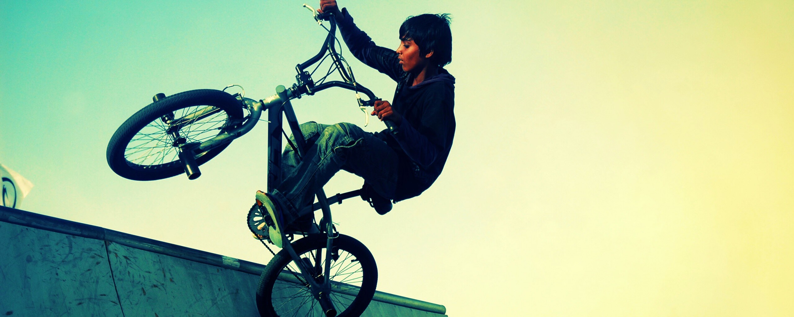 Мальчик на рампе обои