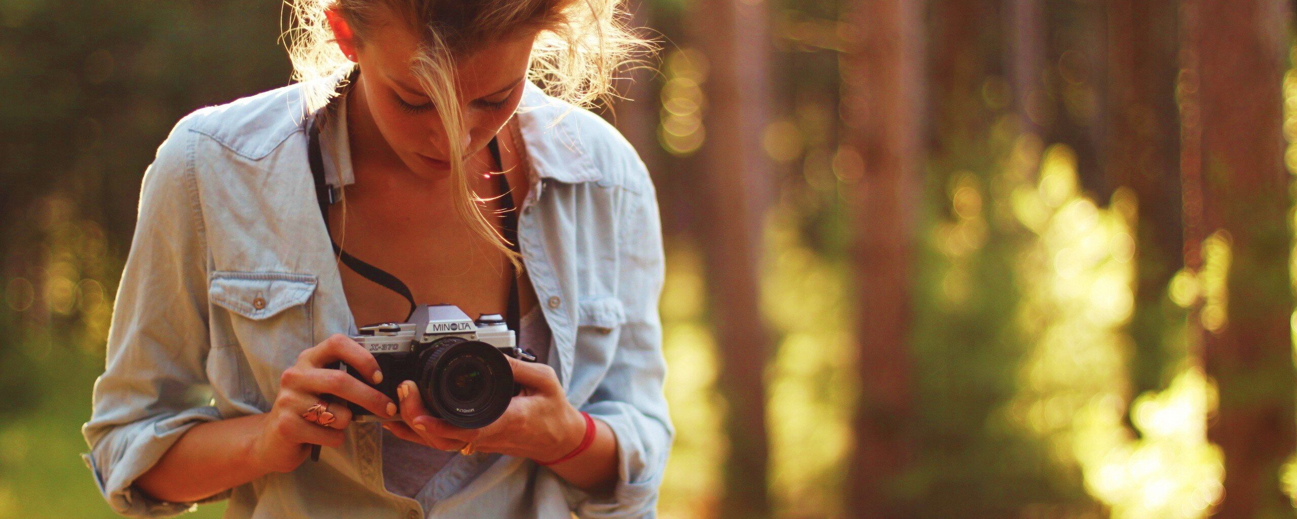 Девушка-фотограф обои