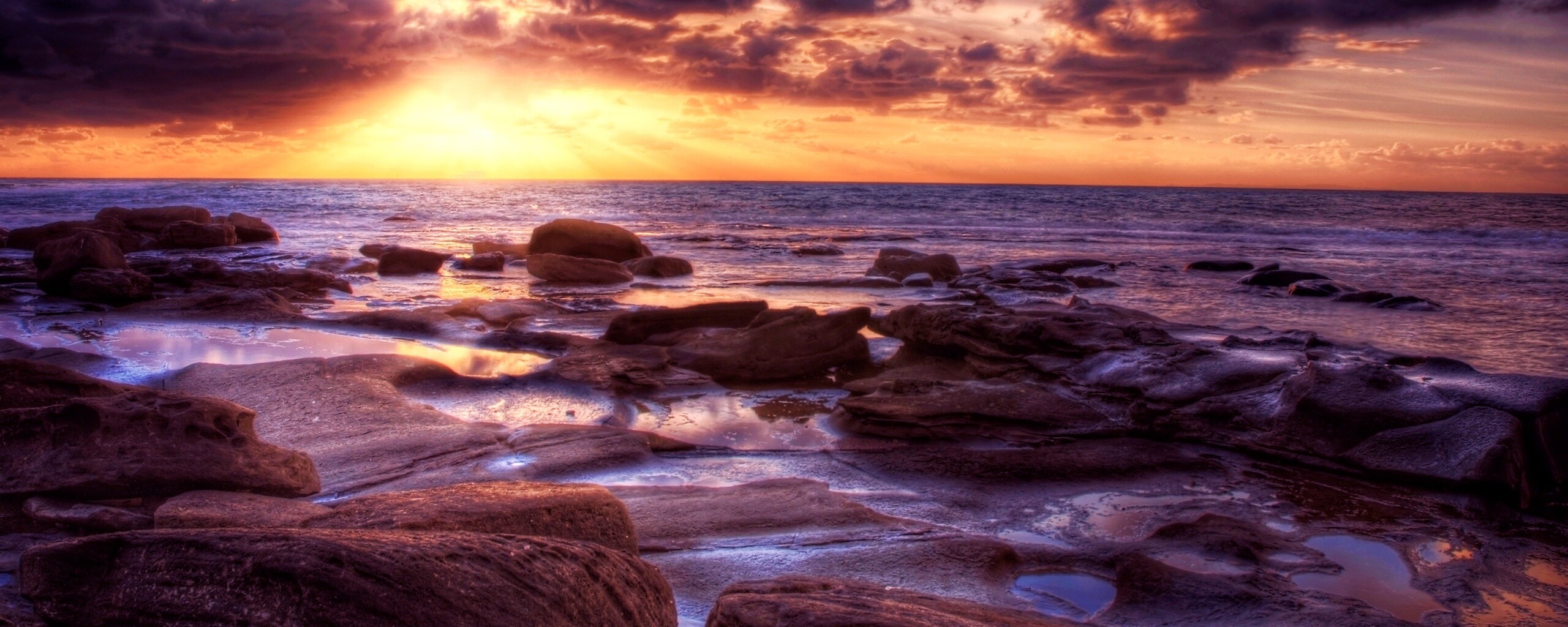 Каменистый берег на закате обои