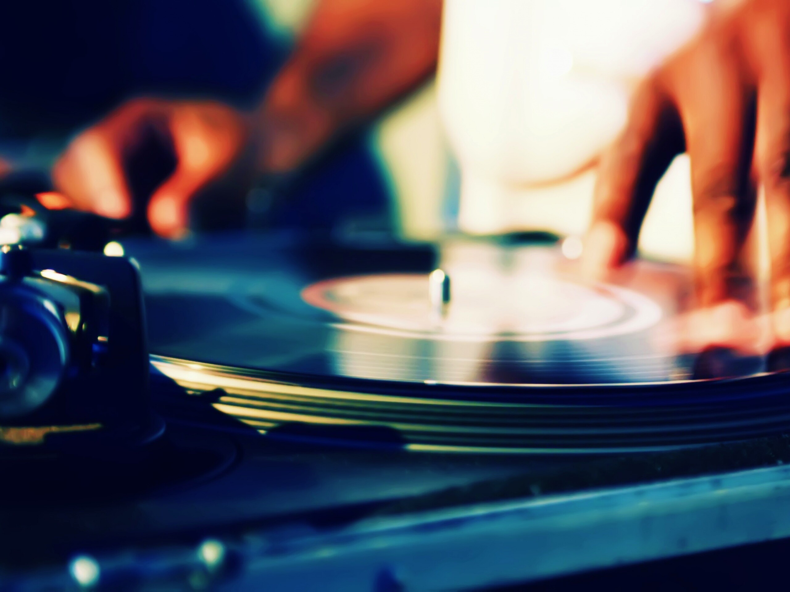 Винил на диджейском пульте обои