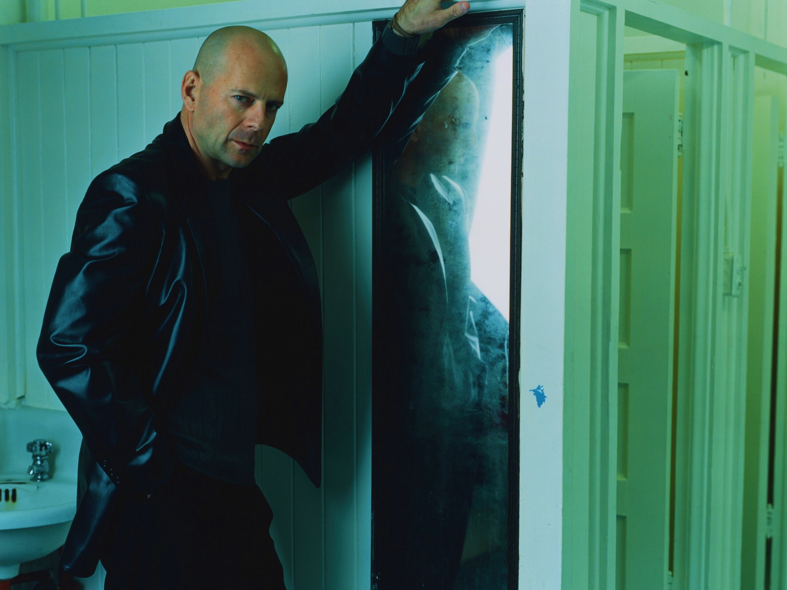 Брюс Уиллис у зеркала обои