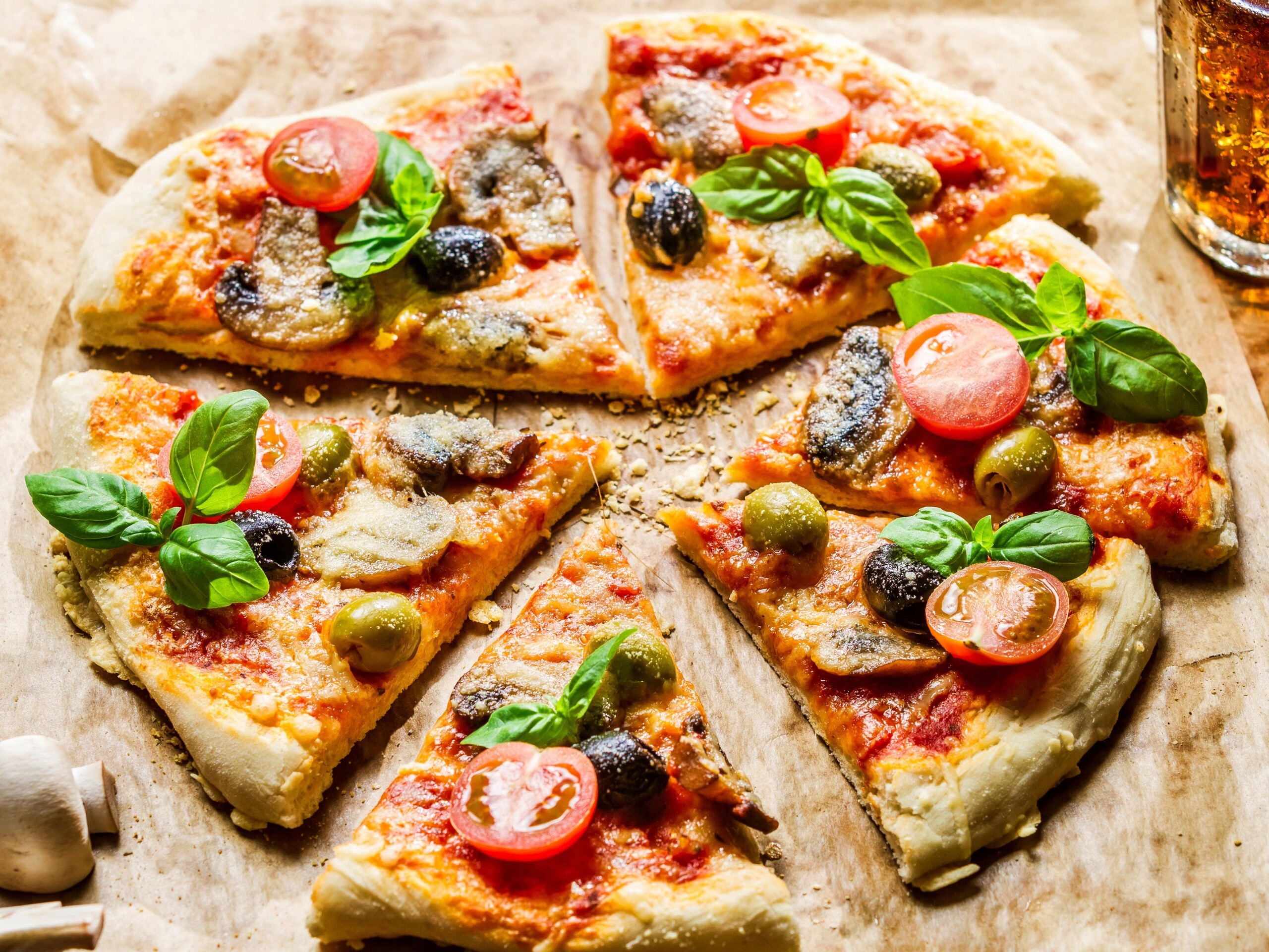 Сочная пицца с томатами и пармезаном обои