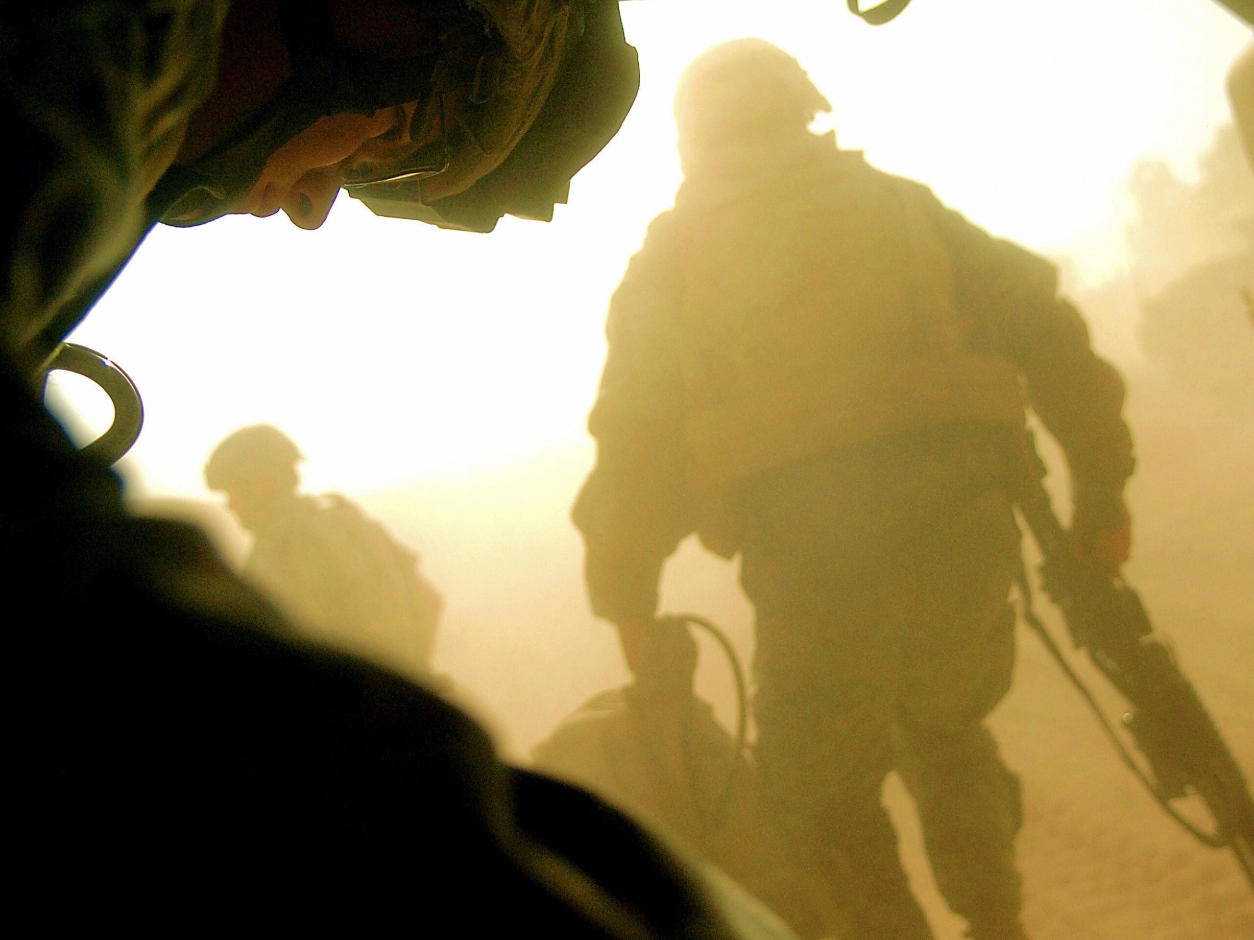 Солдаты выходят из броневика обои