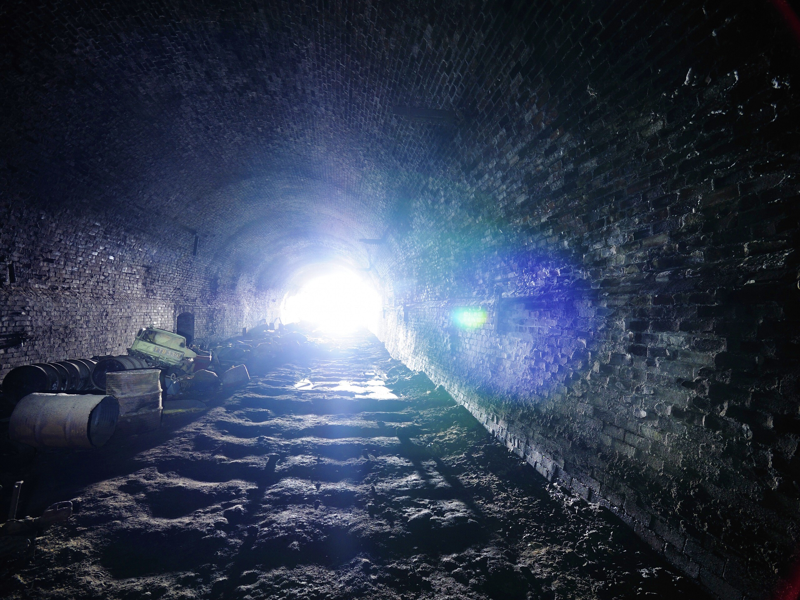 Захламленный тоннель обои