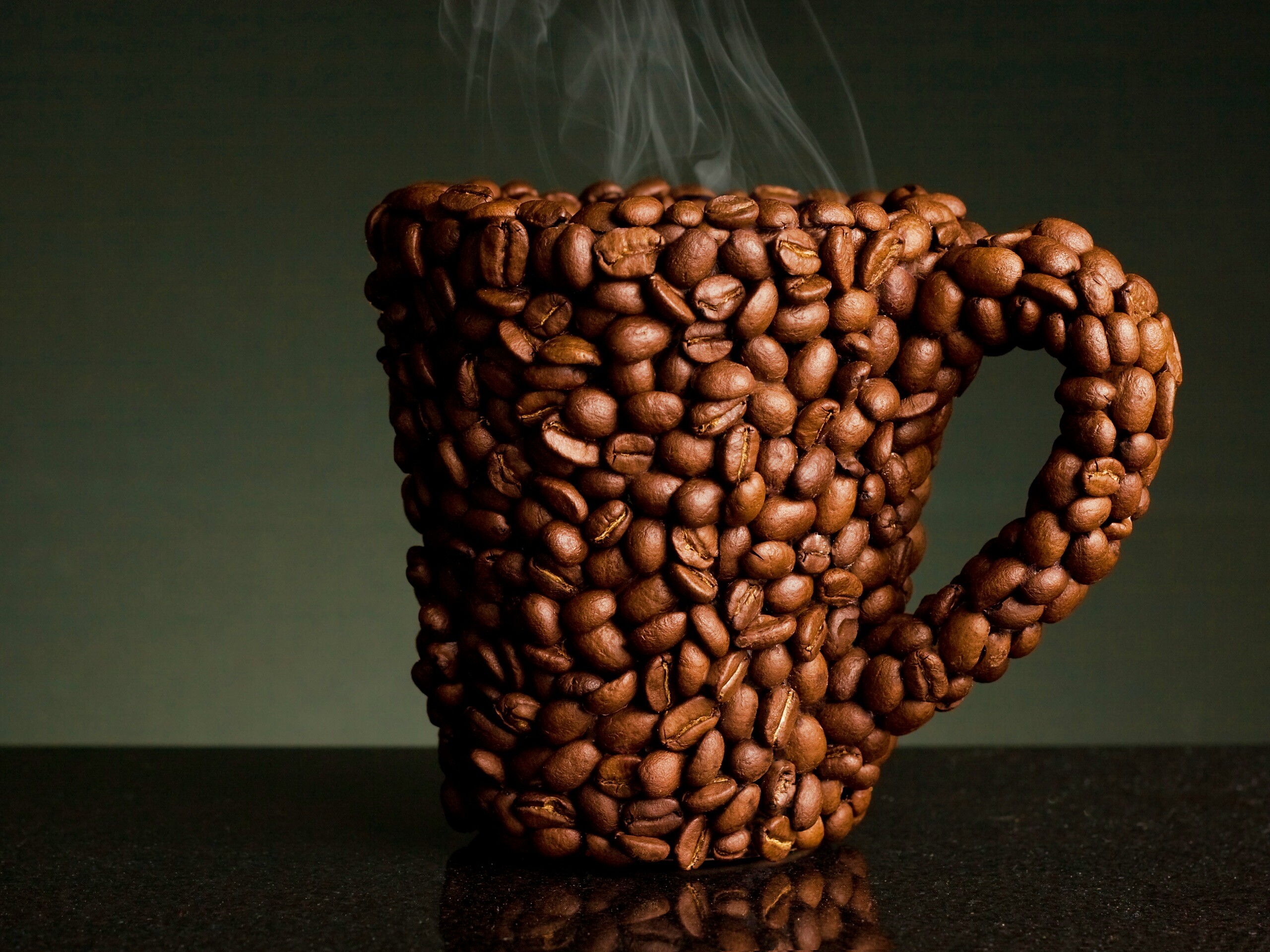 Кружка из кофейных зерен обои