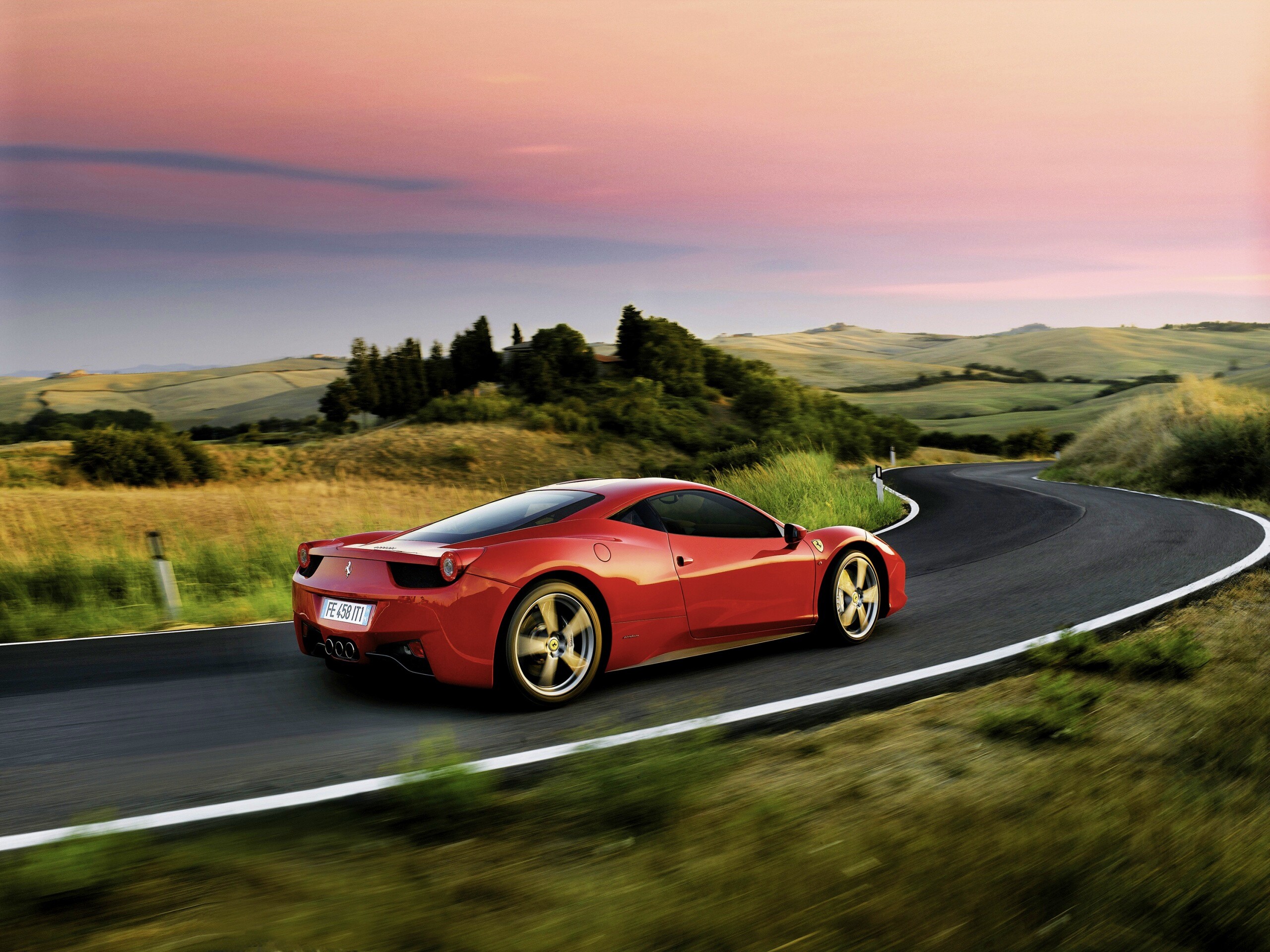 Красная феррари на извилистой дороге обои