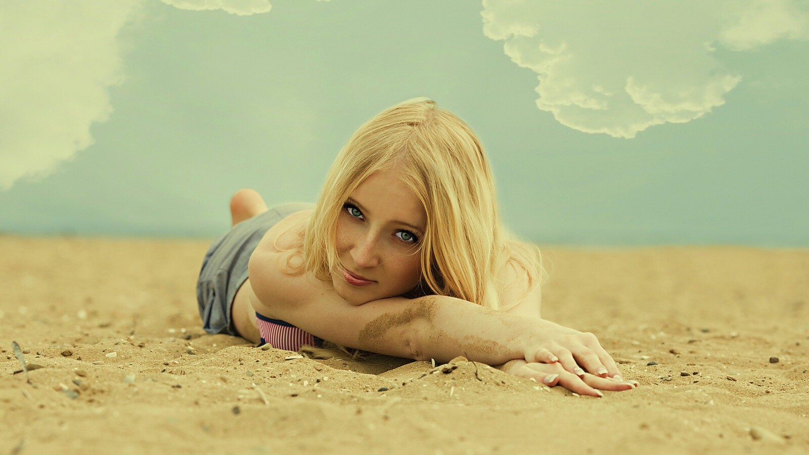 Девушка на пляже обои