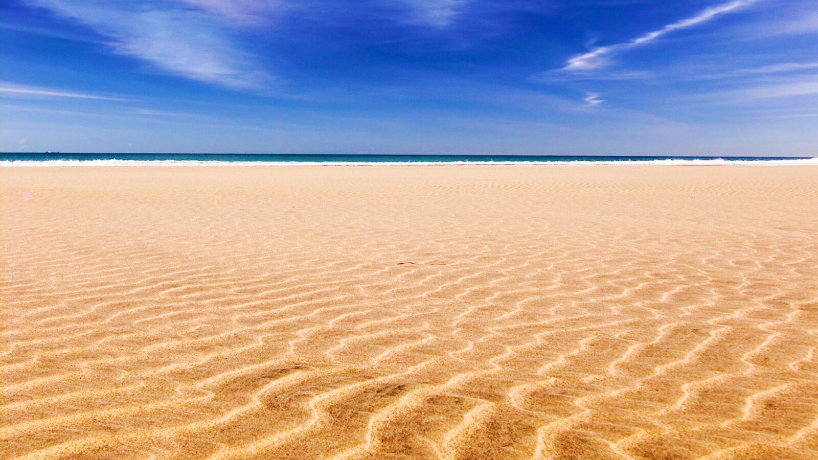 Пустыня на фоне моря обои