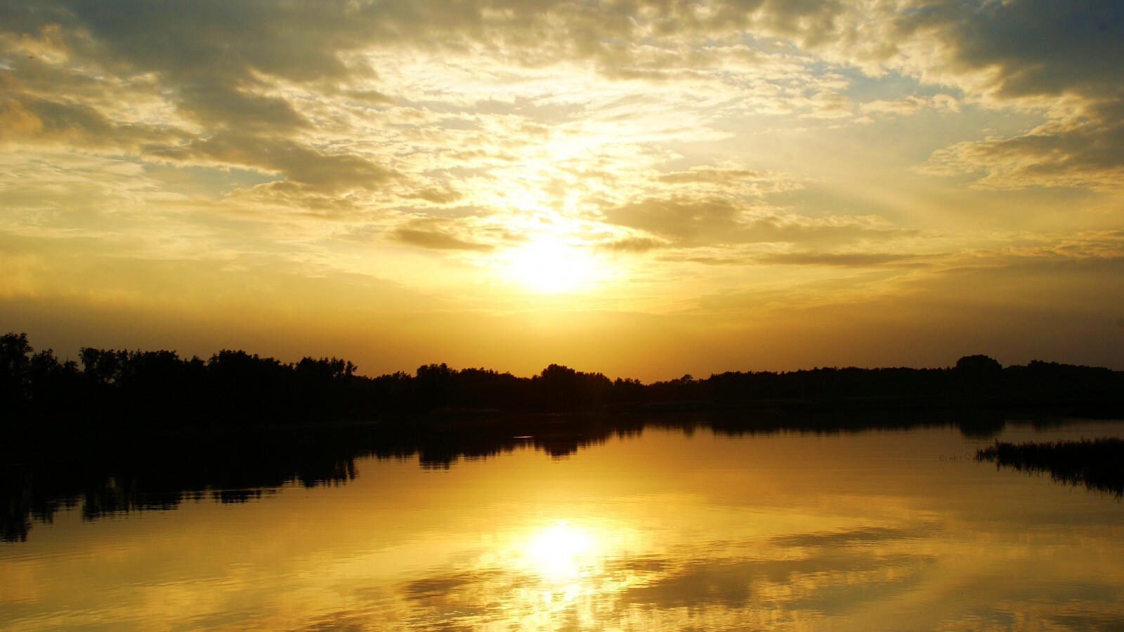 Закат отражается в озере обои