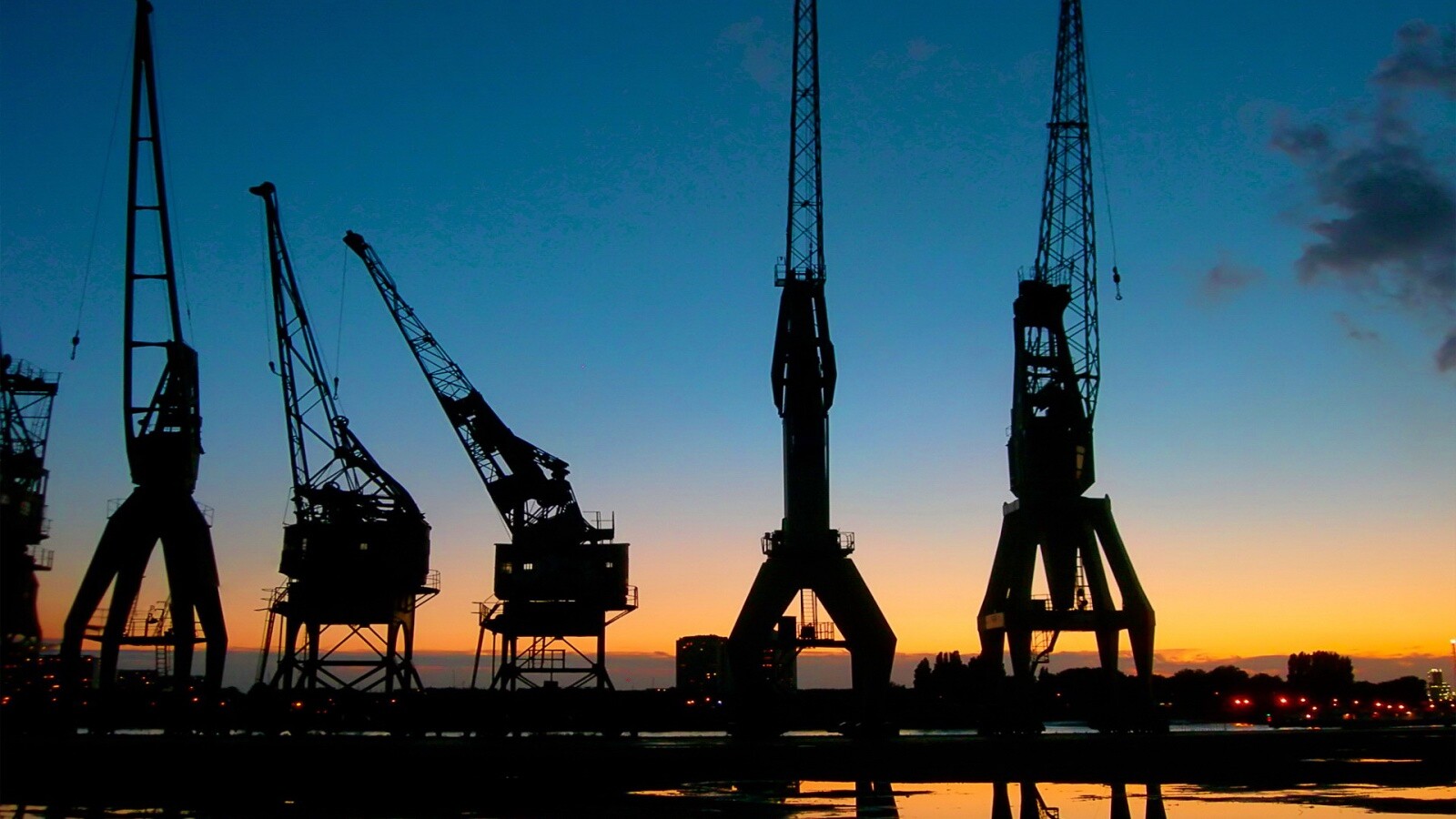 Силуэты портовых кранов обои