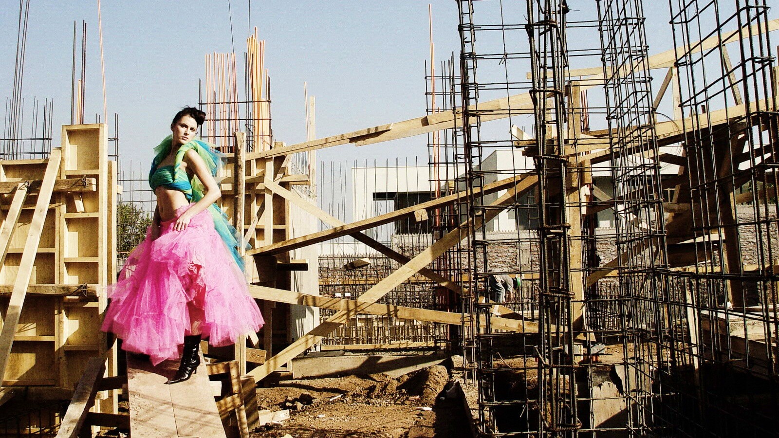 Девушка на стройке обои