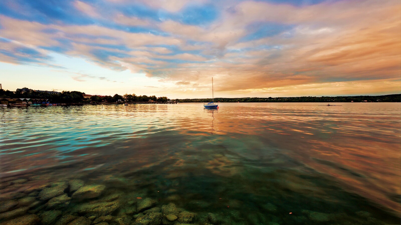 Яхта на озере обои