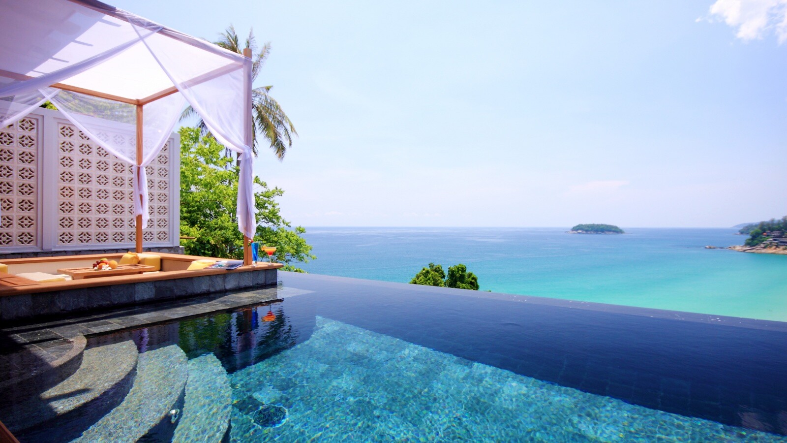 Бассейн на берегу моря обои