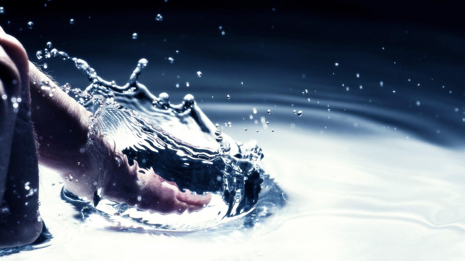 Палец в воде обои