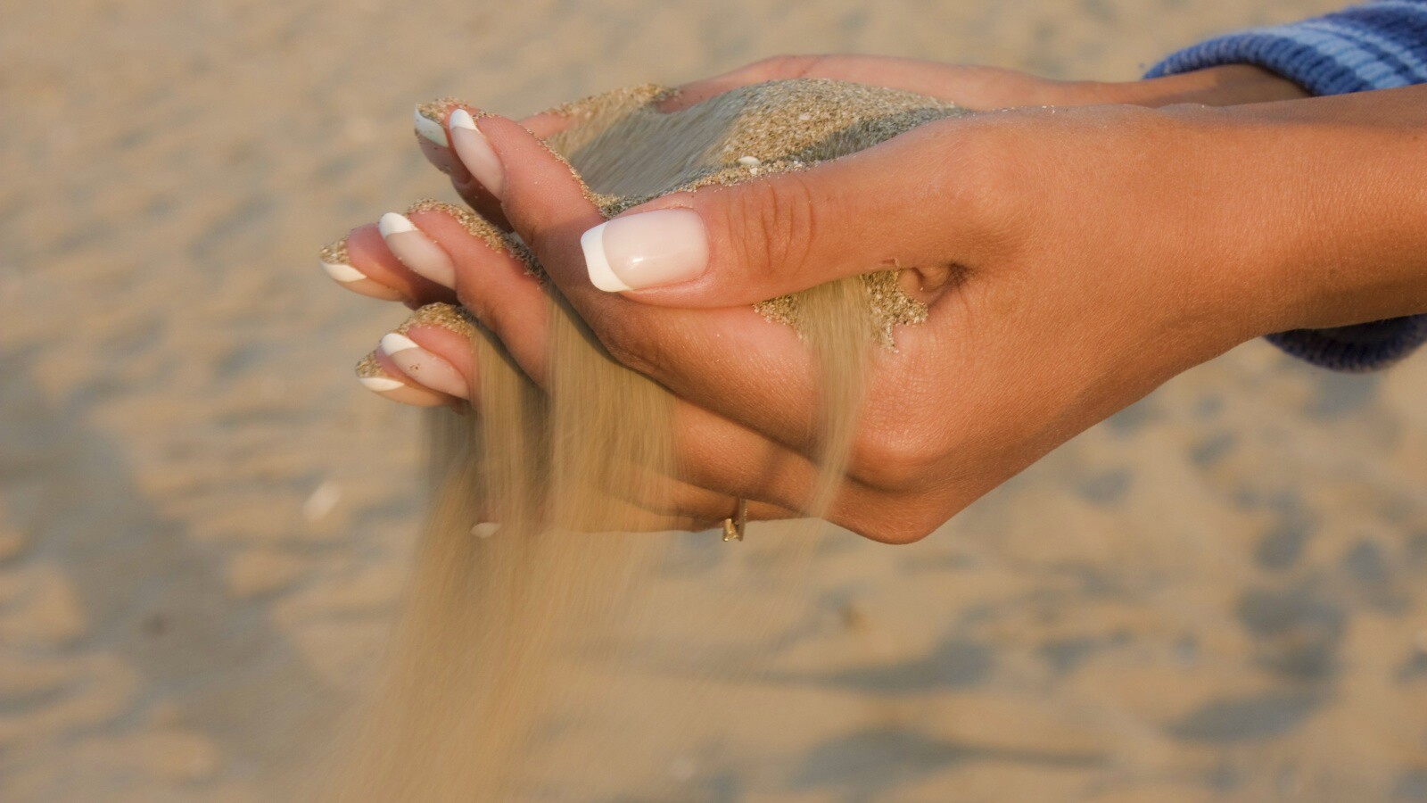 Песок сквозь пальцы обои