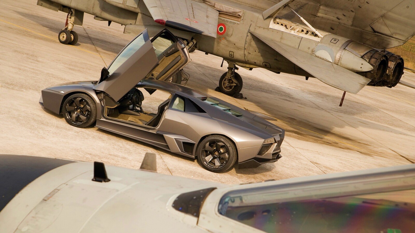 Ламборджини на военной базе обои