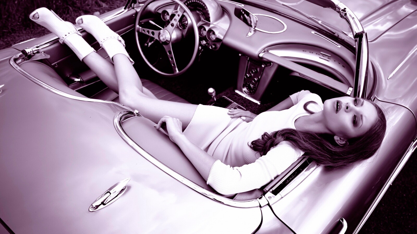 Женщина в кабриолете обои