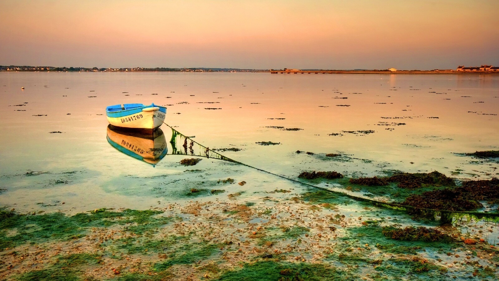 Лодка на илистом берегу обои