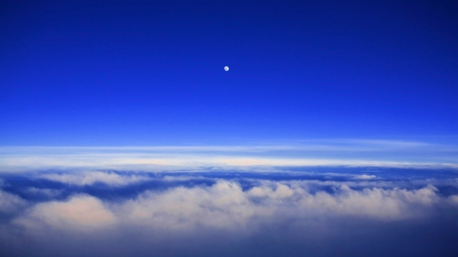 Одинокая луна над облаками обои