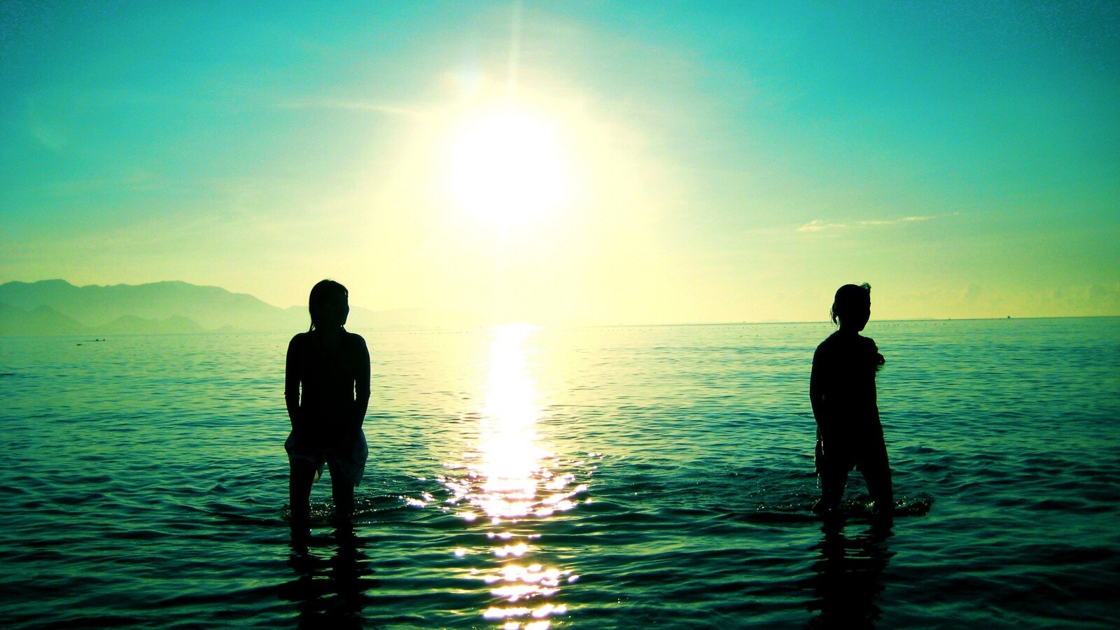 Море, солнце, девушки обои