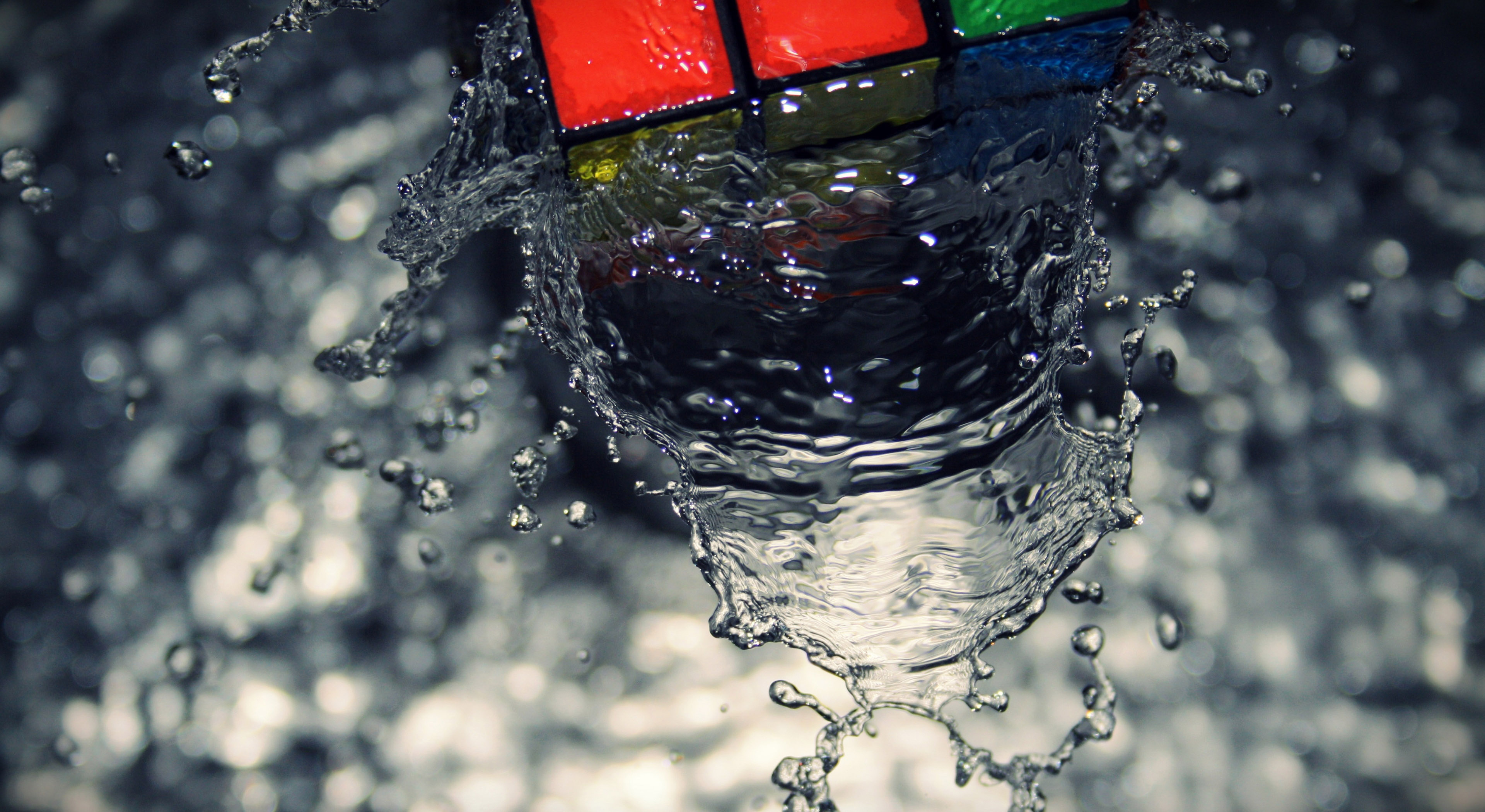 Кубик рубика в воде обои