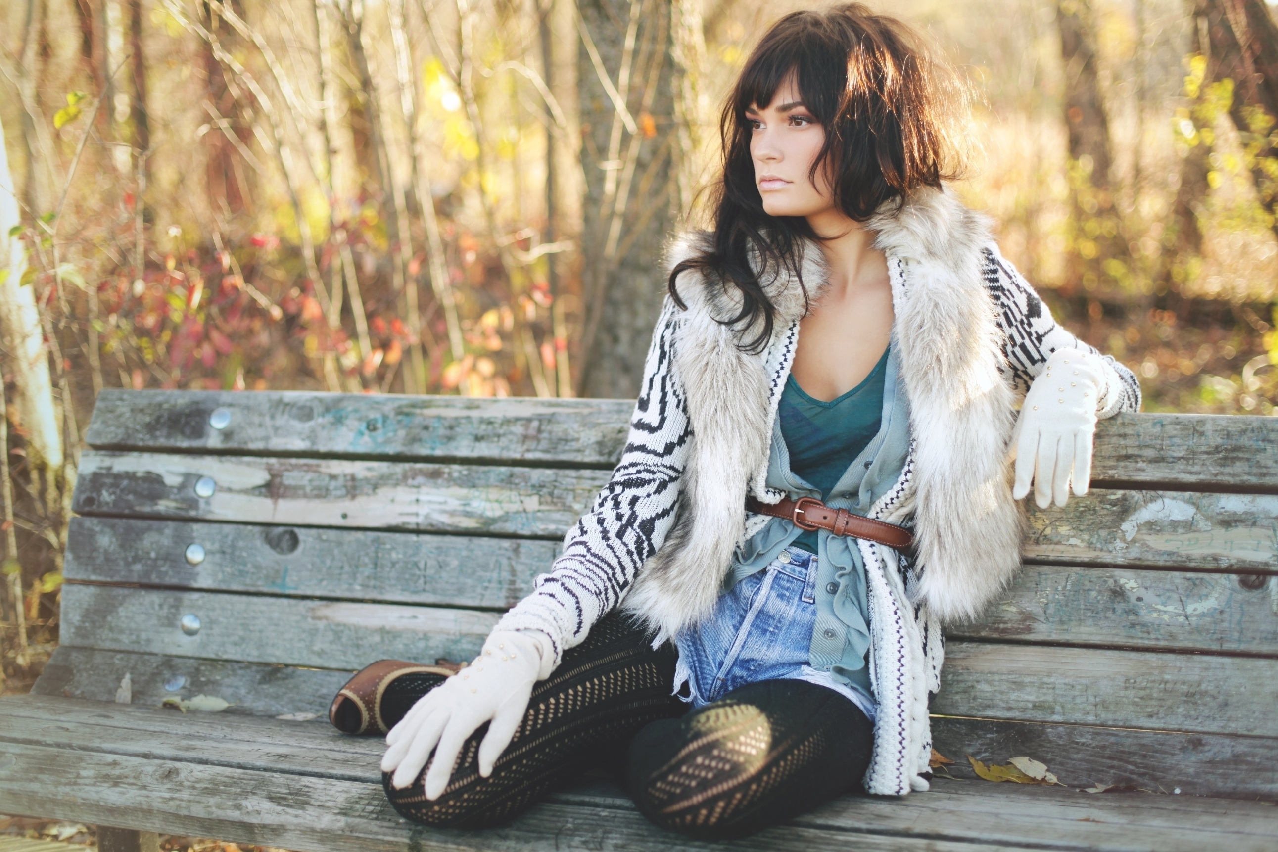 Красивая девушка сидит на скамейке обои